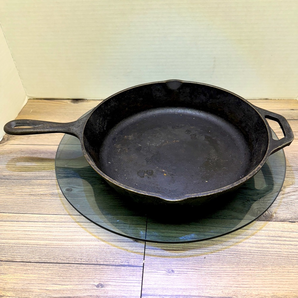 Vintage 8SK Lodge Black Cast Iron Skillet W/ Inset Heat Ring & Assist Handle USA
